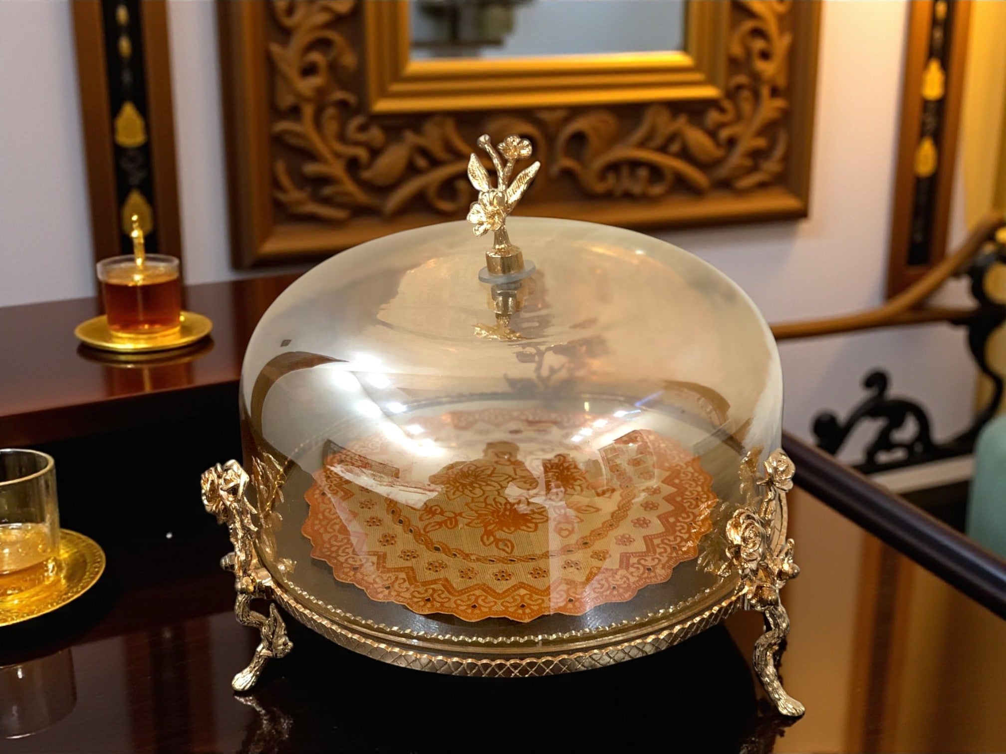 Luxury Metallic Cake Dish with Gold detailing - An elegant addition to your table